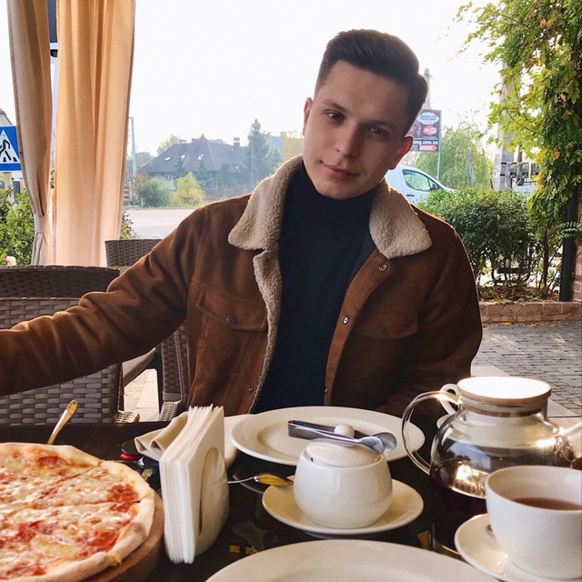 Именинник за столом с пиццей и чаем